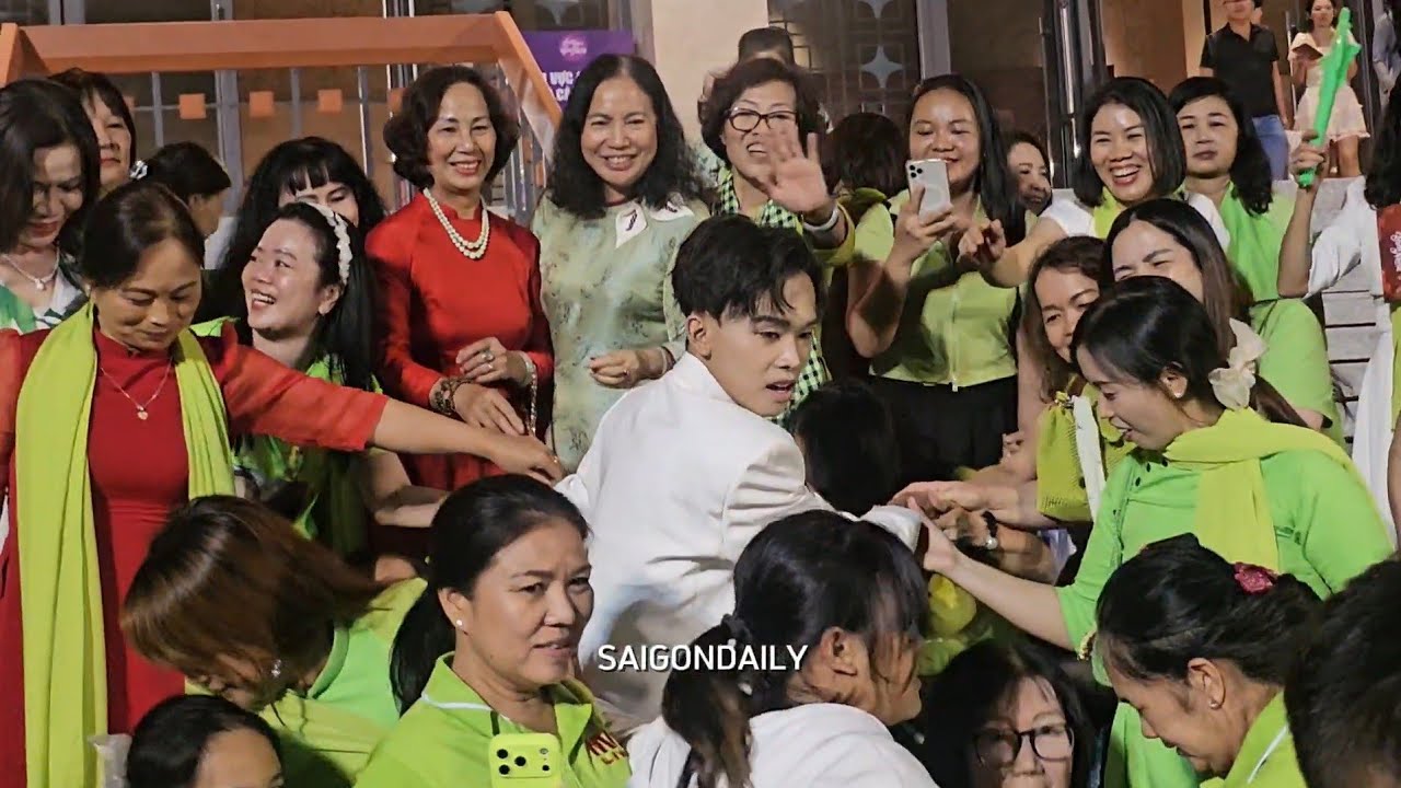 Toàm cảnh Hồ Văn Cường, Trọng Nhân được fan đón đợi tặng quà sau liveshow của ca sĩ Như Quỳnh 