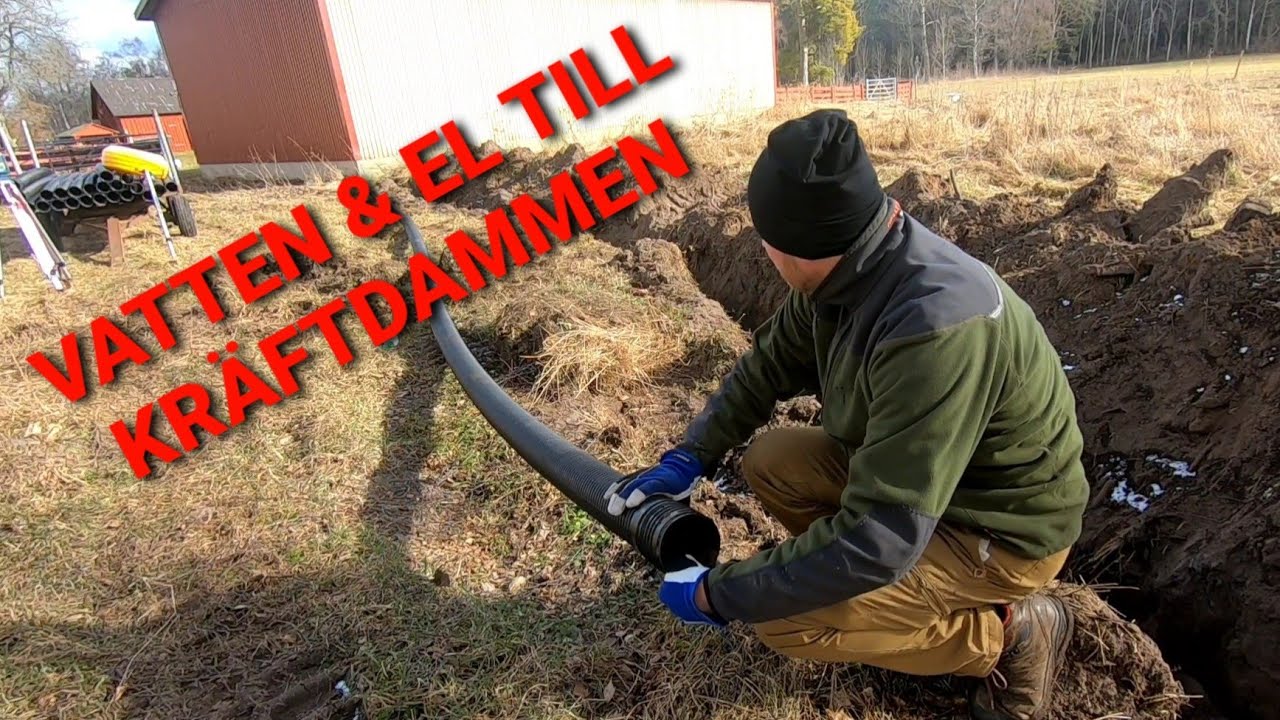 Gräver ner rör för dagvatten & el till den framtida kräftdammen.