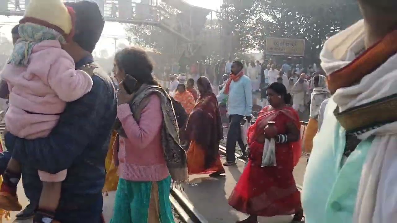 खुसरूपुर बैकुंठधाम गौरी शंकर मंदिर में पूजा करने बालों का उमरा जन शैलाब।