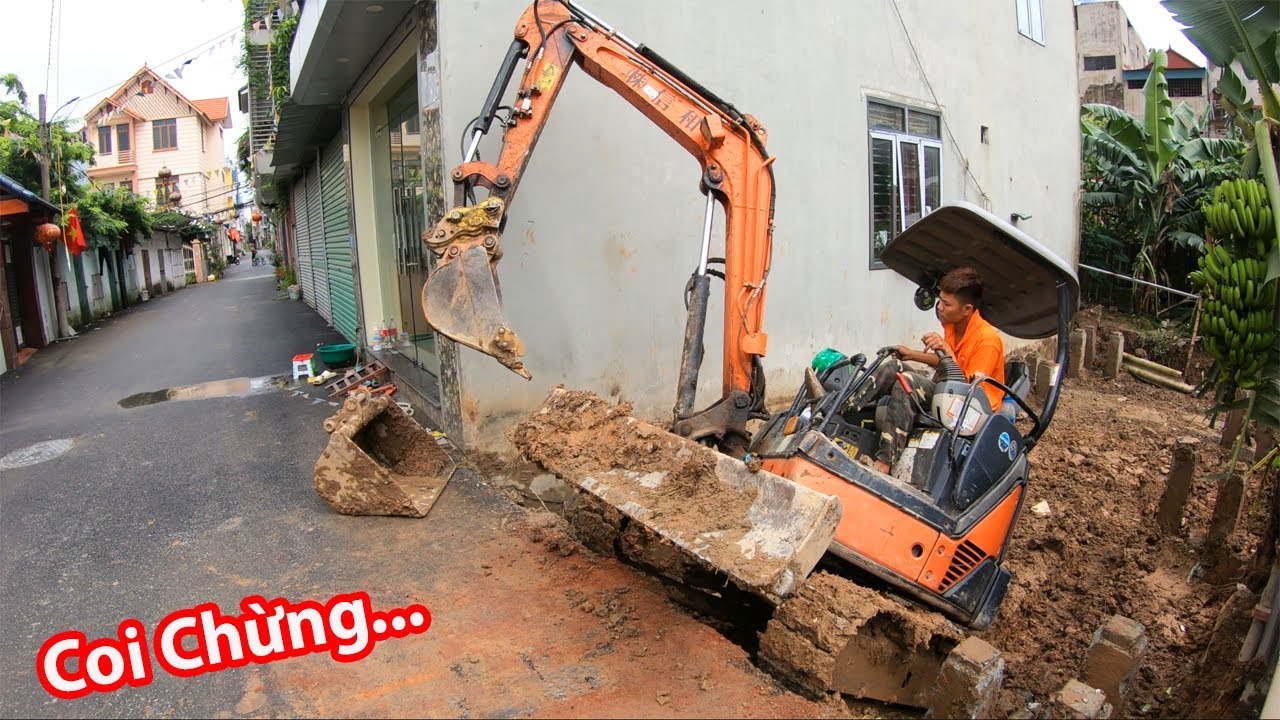 Suýt Thì Lật Ngửa Máy Ra Sau Khi Lái Máy Xúc Cố Gắng Thoát Khỏi Móng Nhà Sâu | Excavator Mini