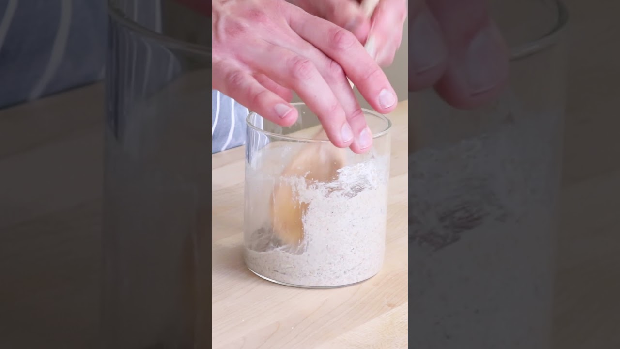 Как я КОРМЛЮ свою закваску &mdash; Выпекаем с Джеком #шорты
