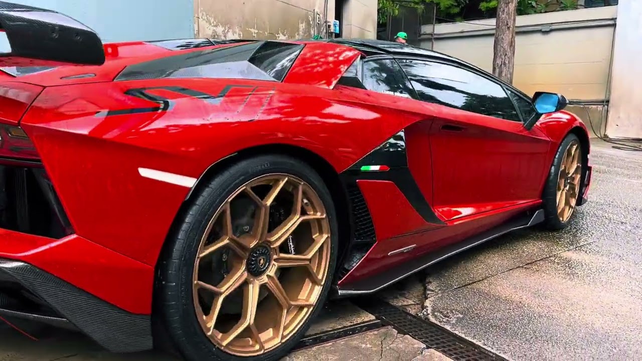 Lamborghini aventador SVJ Roadster tomando seu banho