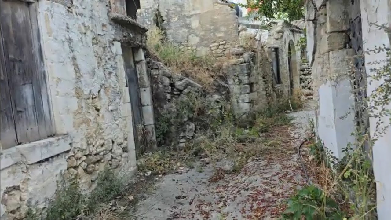 Μια γειτονιά φάντασμα εδώ στα Πεζά.. σύνηθες φαινόμενο σε πολλά χωριά