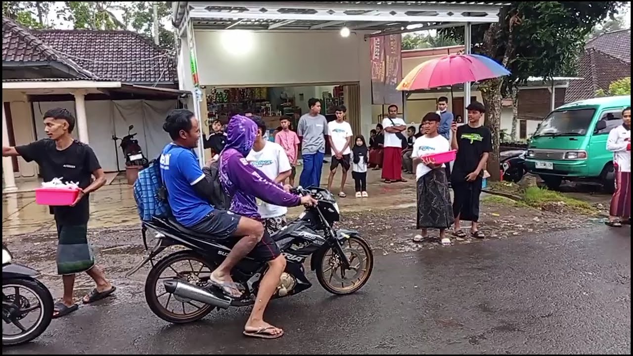 Bagi bagi takjil di jalanan, pemuda gedangan kulon