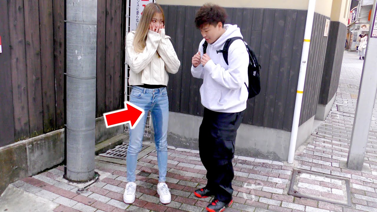 【感動】妹が街中でお漏らししたら皆に笑われてたから助けました。