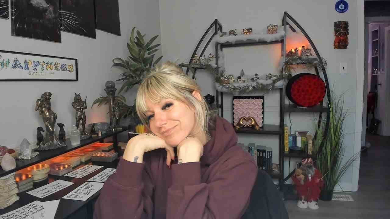 ВЕСЫ - О, дорогая, ты ничего не можешь поделать с тем, что ты так привлекательна...