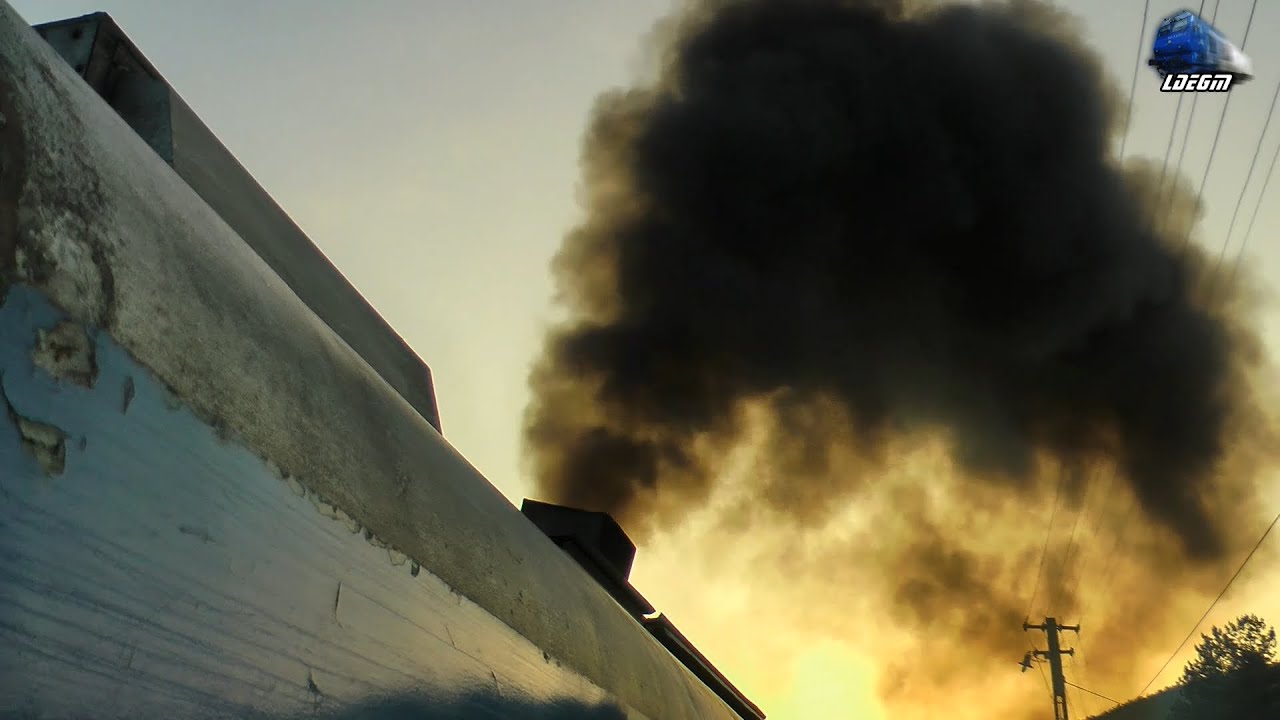 Great Smoking! Motor Sulzer 12LDA28 Engine in Action - 060-DA/ST43 Locomotive pe Apus/on Sunset