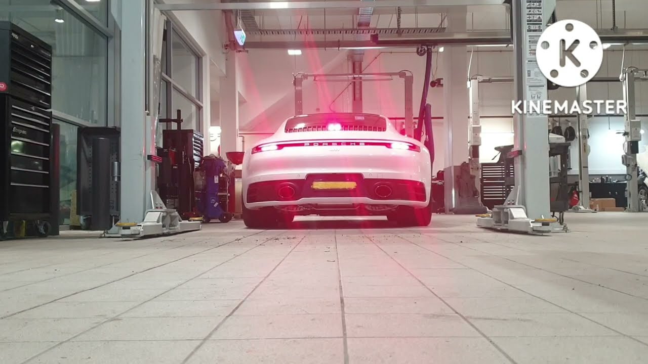 Servicing Porsche 911 Carrera S 992