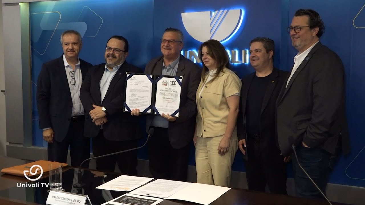 Em cerimônia emocionante, reitor da Univali recebe Mérito Educacional Catarinense