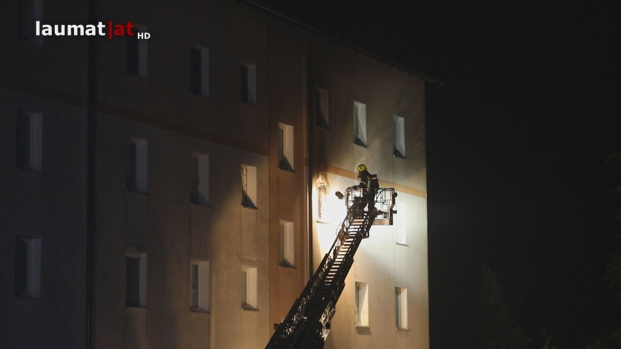 Sieben Feuerwehren bei Wohnungsbrand mit Menschenrettung in Kirchdorf an der Krems im Einsatz