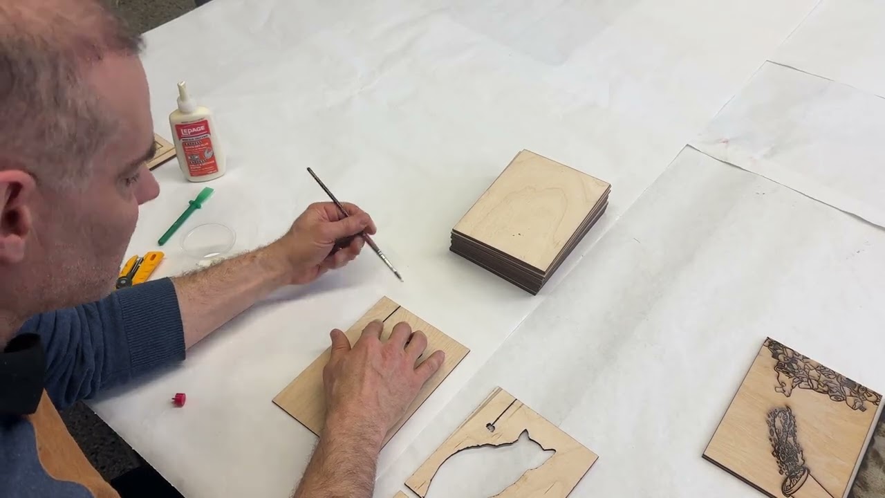 Estampe découpée au laser. Coller les différentes partie sur le support.