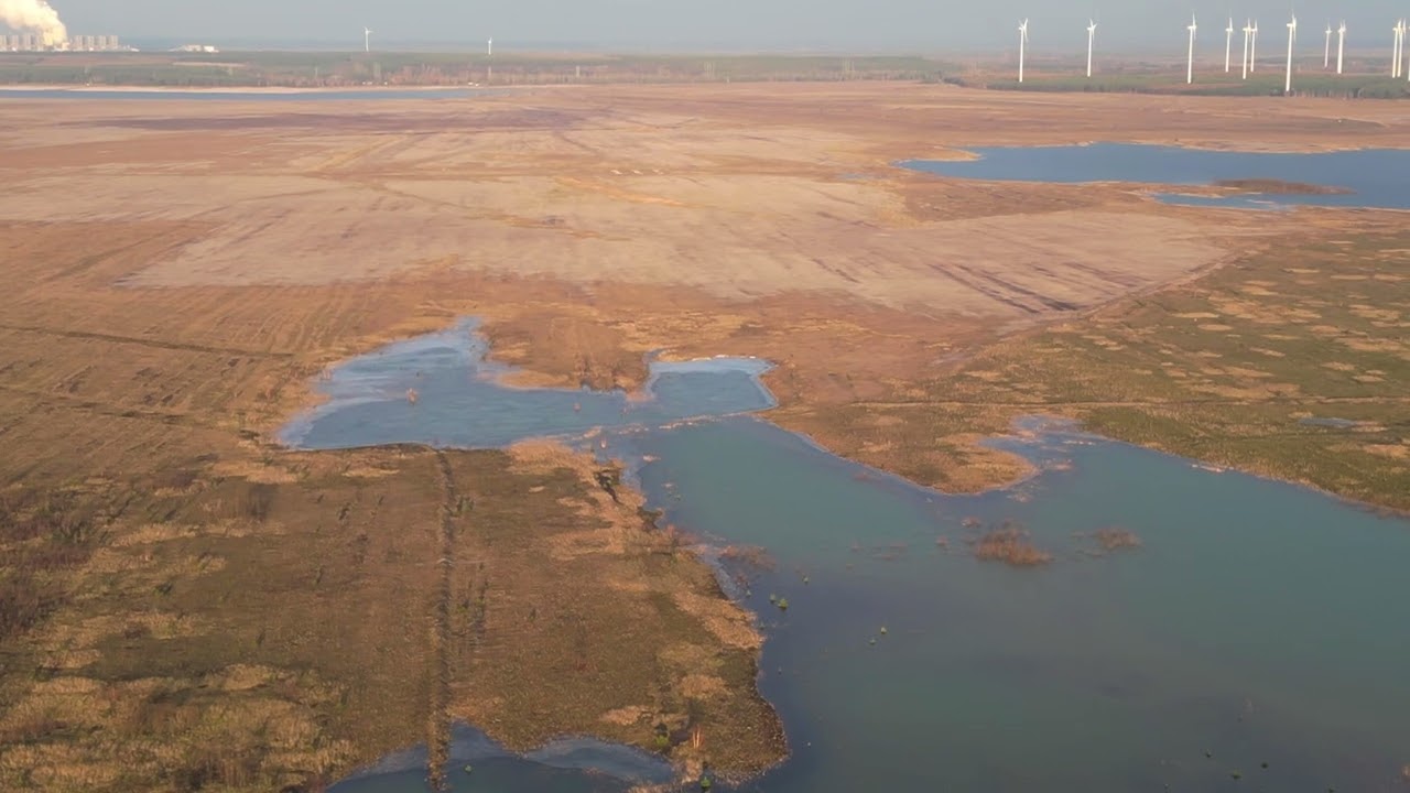 Cottbuser Ostsee Damm Schlichow Wasserstandskontrolle aus 100 m Höhe. Bis Hafen Merzdorf