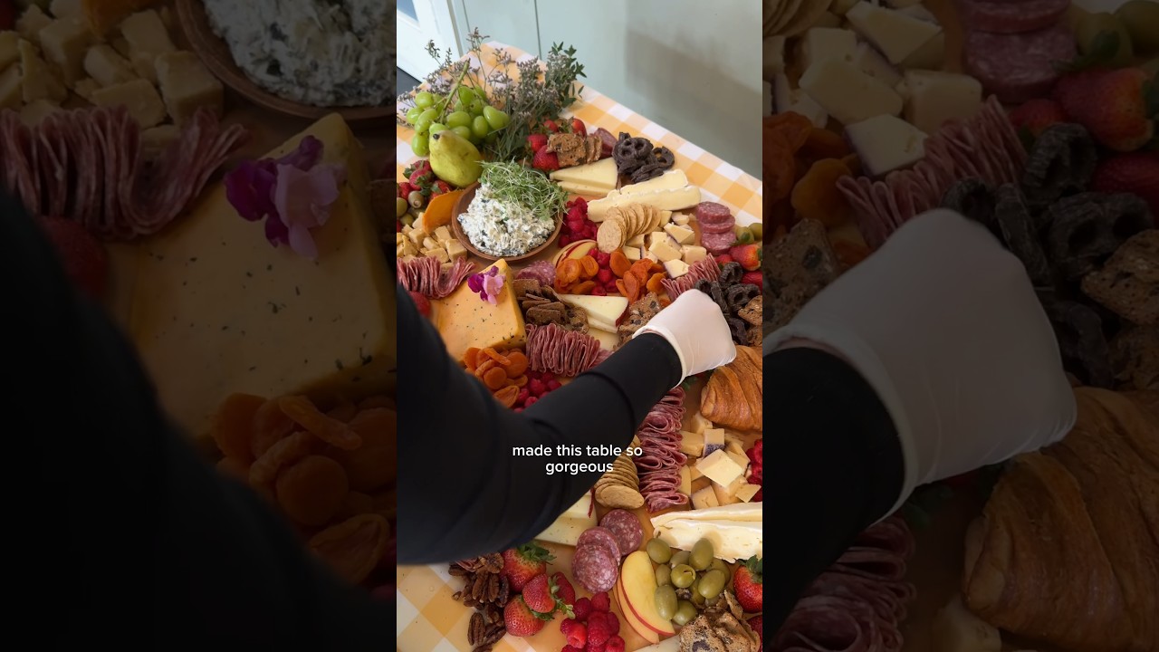 Set up a 40 person charcuterie board with me! 🫶🏼🙌🏼 #charcuterieboard #cheeseboard #costco