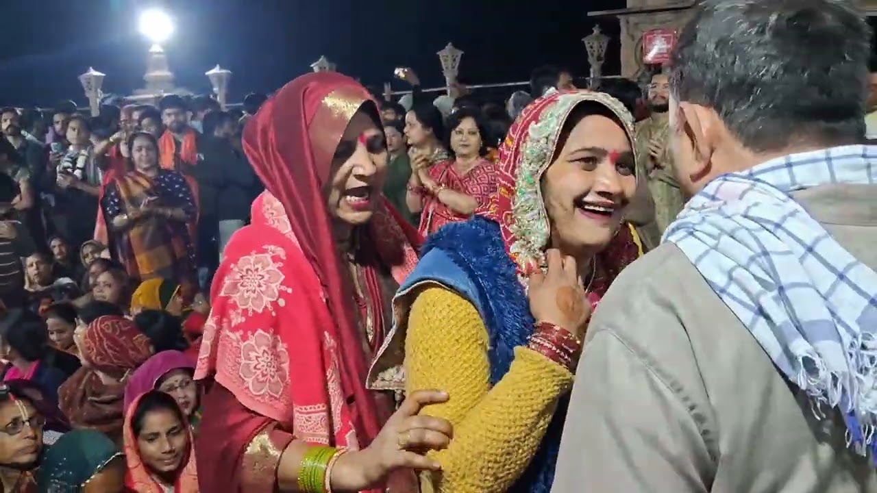 लड्डू मार होली पर सुंदर दृश्य 