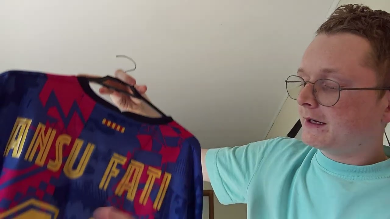 je vous présente ma collection de maillot de foot