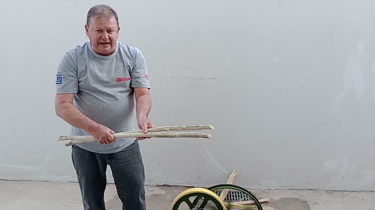 Garapeira de inox com motor elétrico fazendo caldo de cana