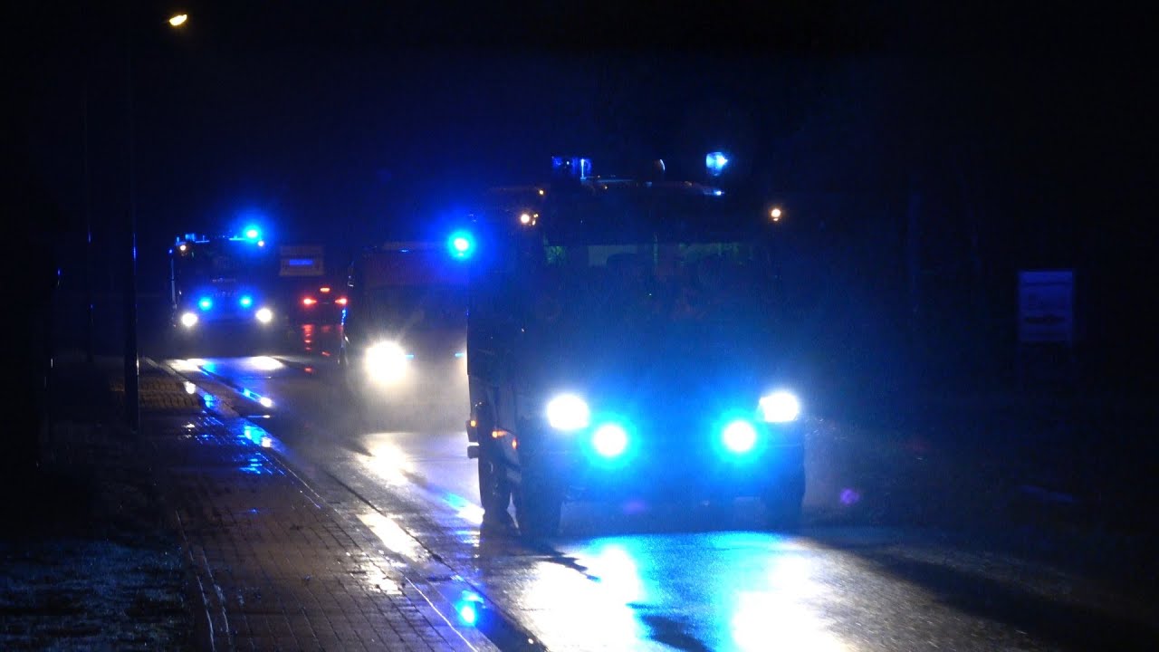 [PKW im Kanal] Einsatzfahrten freiwillige Feuerwehr Ibbenb&uuml;ren und Wasserrettung Feuerwehr Rheine
