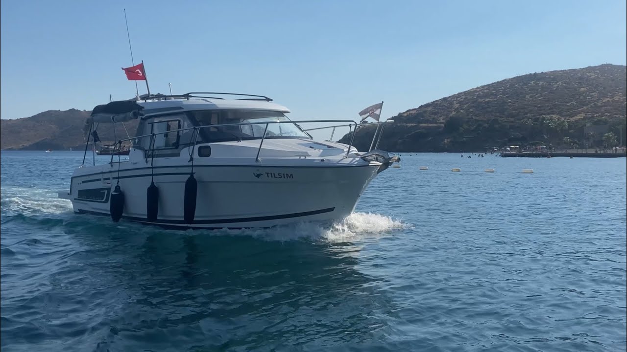 So hot ! Cooling off in blue waters / Merry Fisher 795 S2