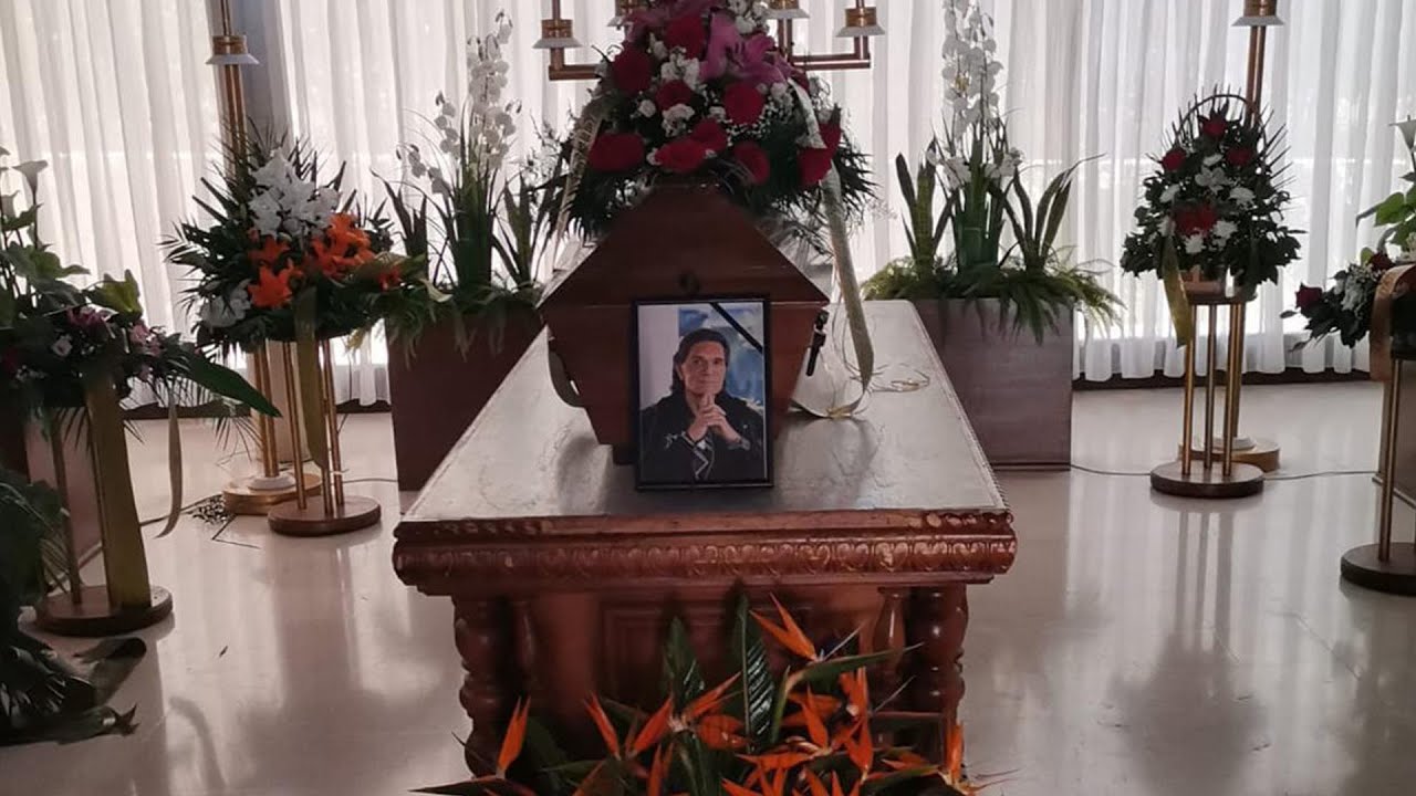 Jasmin Stavros ispraćen na posljednji počinak, supruga Žarka tješila okupljene: 'Otišao je u miru'