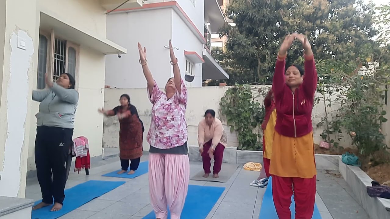 जीवन  जीने  की कला  सिखाता  है   योग। 