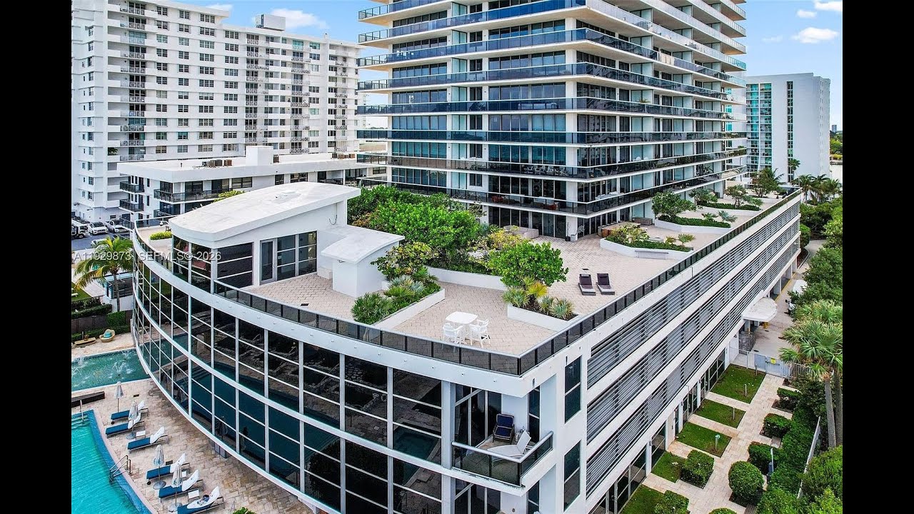 Кондоминиум в Майами-Бич стоимостью 2,2 млн долларов с террасой площадью 4252 кв. фута с видом на...