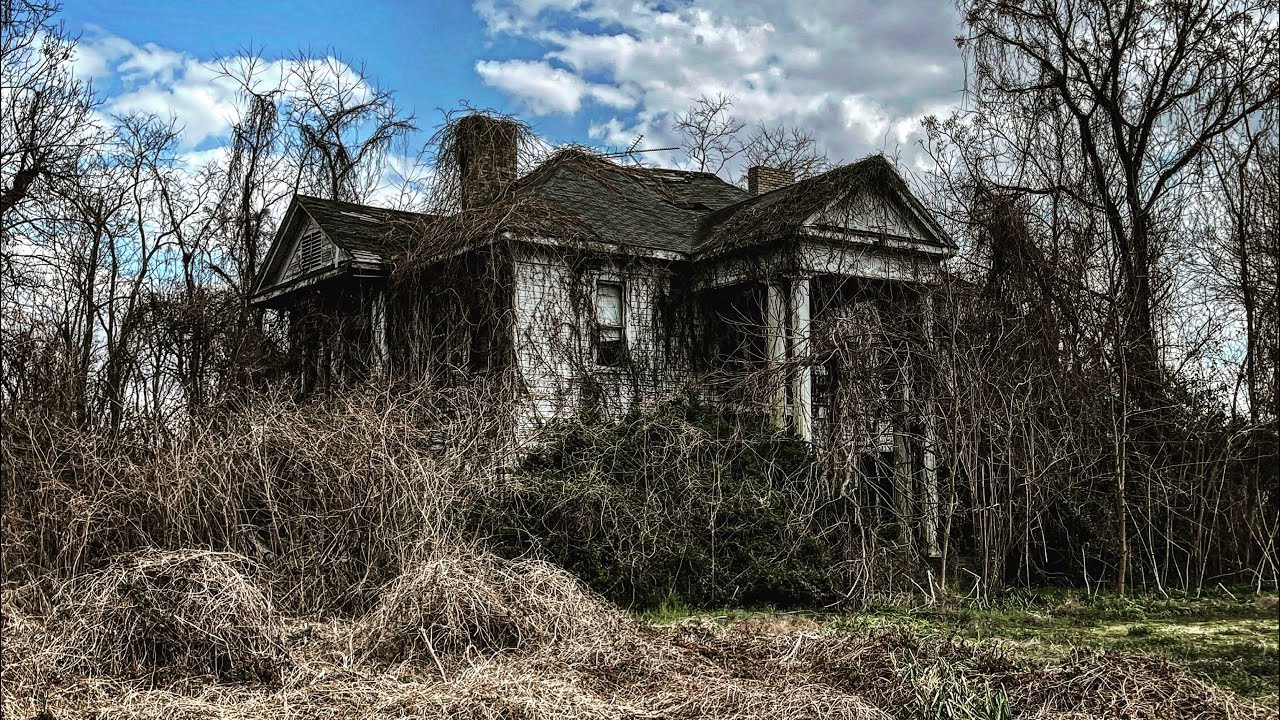 Incredible 119 year old Abandoned Susie B Law House Down South in Mississippi