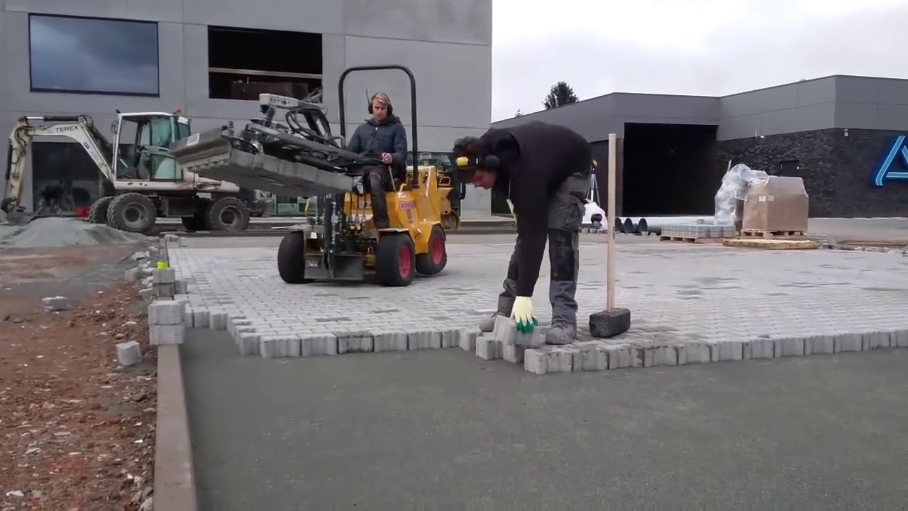 Snel klinkers leggen  - Fast automatic paving  - Schnelles Verlegen von Pflastersteinen (Knikmops)