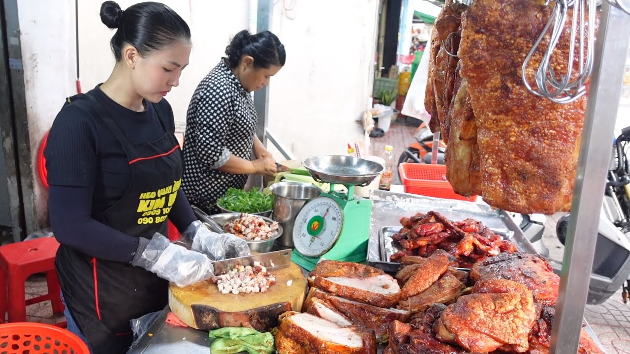 Quá bất ngờ mới 6h sáng khách đã ập đến mua heo quay Kim Mai đông khủng khiếp