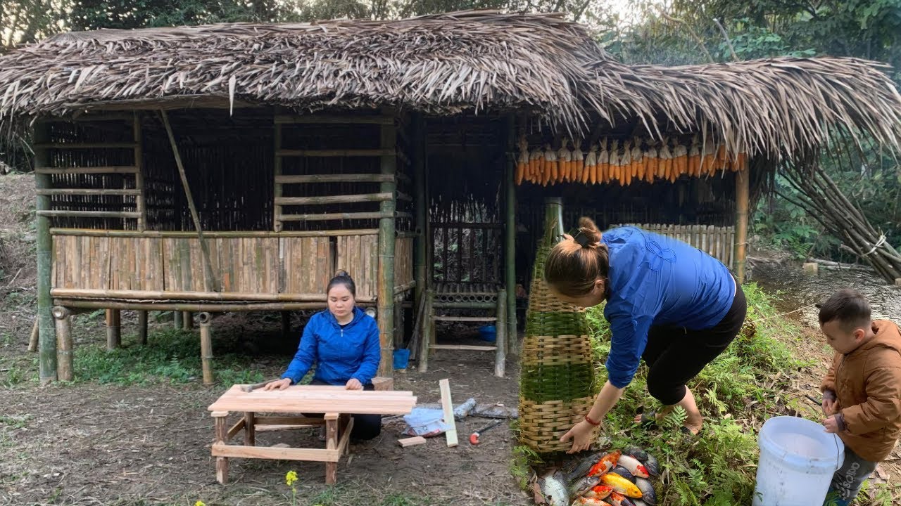 A single mother finished a wooden table - she retracted the bamboo trap and caught many large fish.