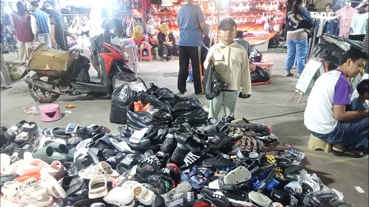 Selasa 03 Februari 2026 Abang Fikri ke pasar malam beli SENDAL