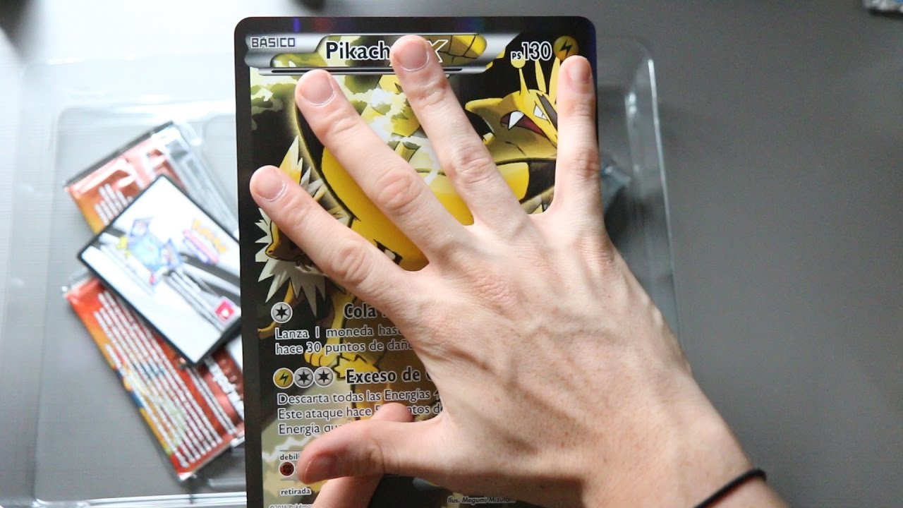 LA CARTA PIKACHU GIGANTE (Abriendo sobres de cartas Pokémon)