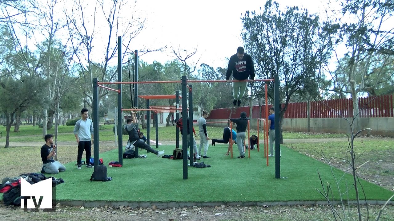 El parque de Street Workout congrega a numerosos jóvenes.