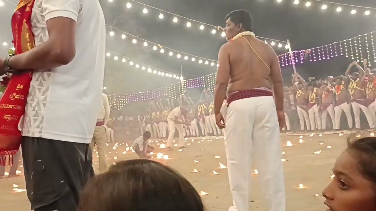 মন্দিরে পূজা বাইরে আগুনের কাহিনী