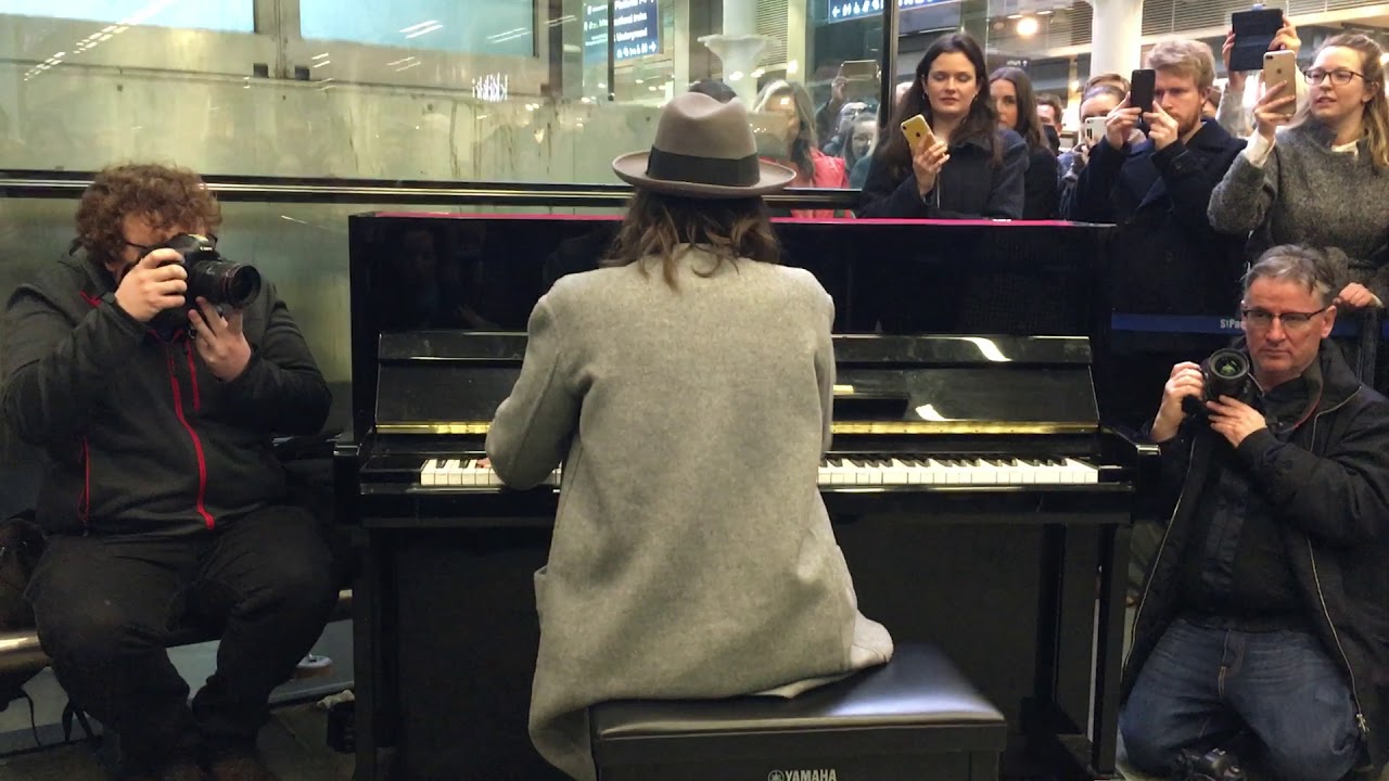 Sara Bareilles, Brave. Live pop-up performance at London St.Pancras 7/3/19.