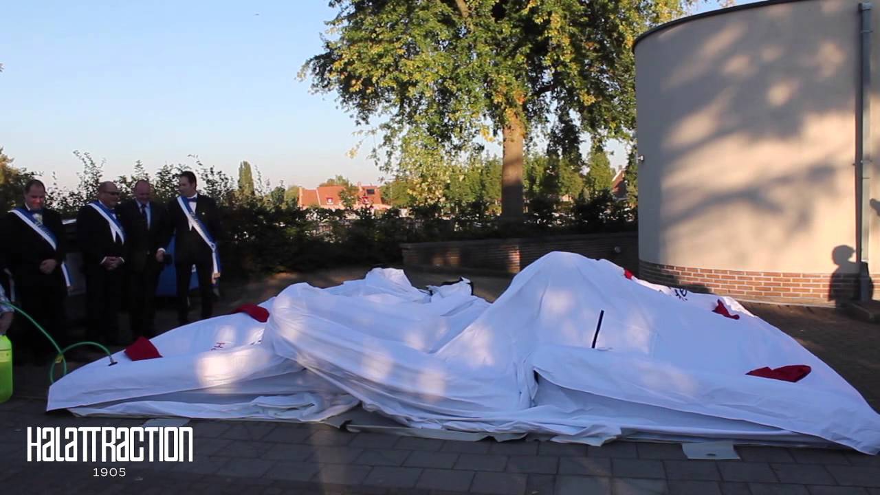 Halattraction schenkt opblaasbare tent aan Rode Kruis Halle