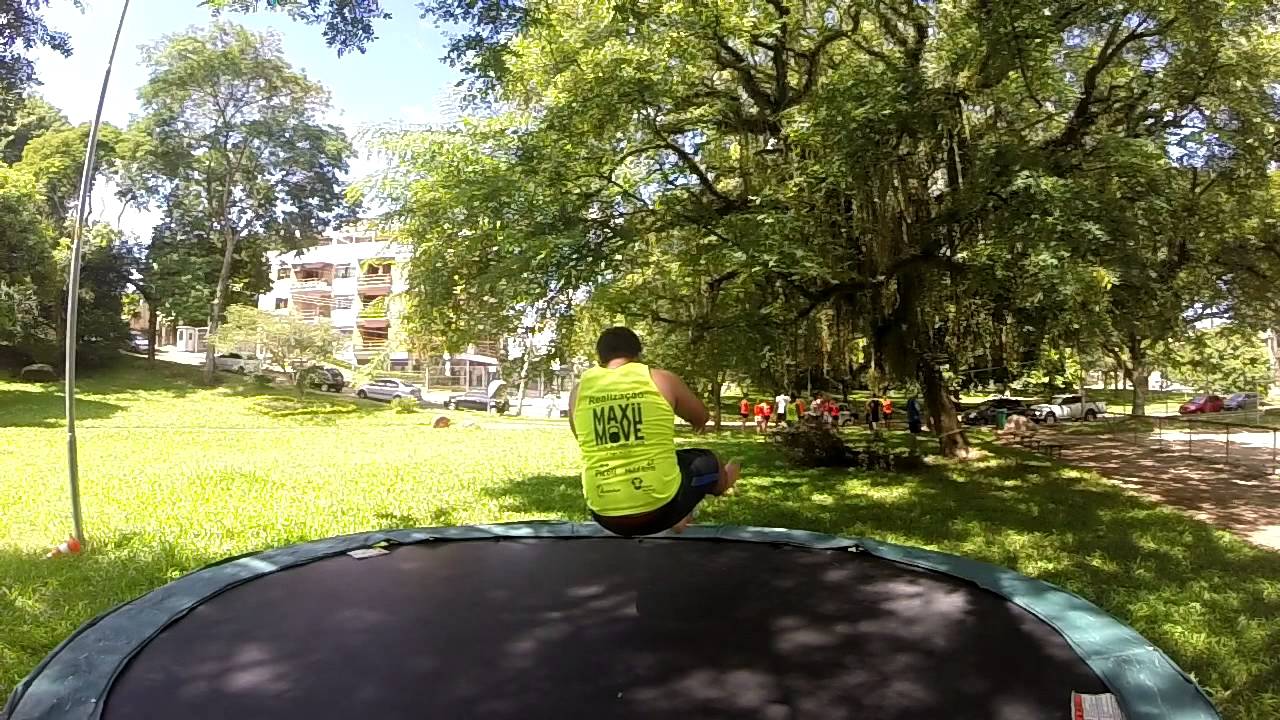 MaxiiMove - Brincadeira na Cama Elástica