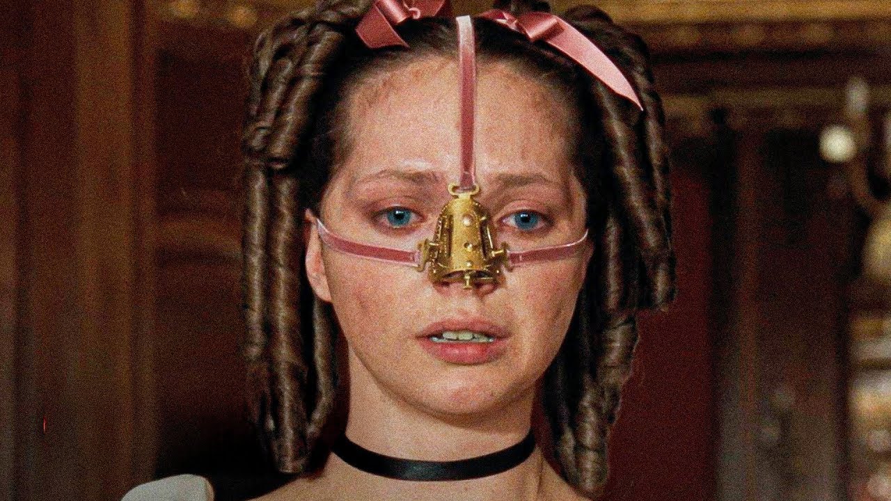 La niña es capaz de hacer cosas grotescas para volverse más bella que su hermana.