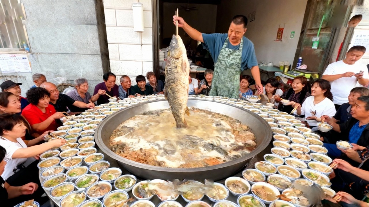 曹县黑暗料理30年鲜鱼汤！6种鱼先炸后炖一锅煮，口感鲜美喝到爽#food #麦总去哪吃