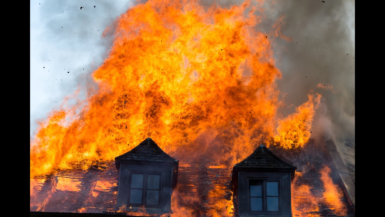Brand Schloss Ebenzweier in Altmünster