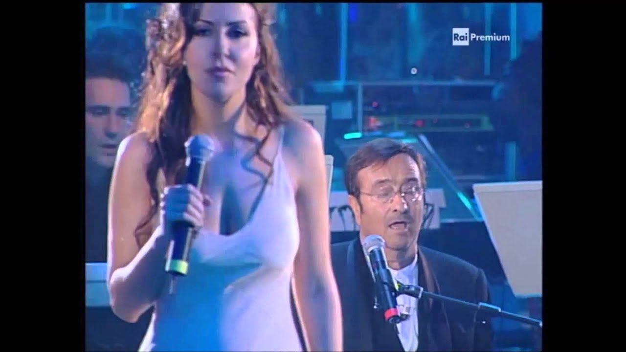 Sabrina Ferilli e Lucio Dalla Cantano Stella Di Mare - La Bella E La Besthia.
