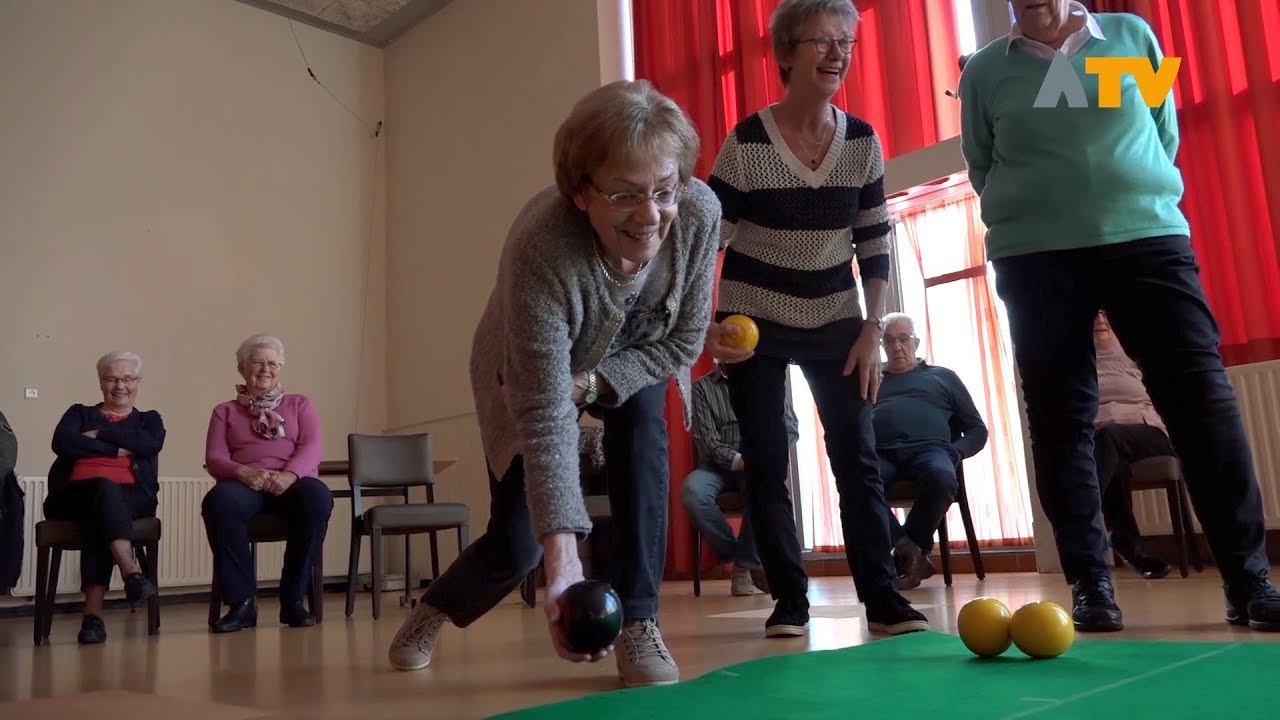 Ouderen in Genderen spelen koersbal in het dorpshuis - Altena TV