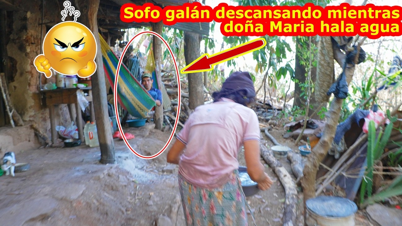 Doña Maria halando agua mientras Sofo acostado en la hamaca descansando - Ediciones Mendoza