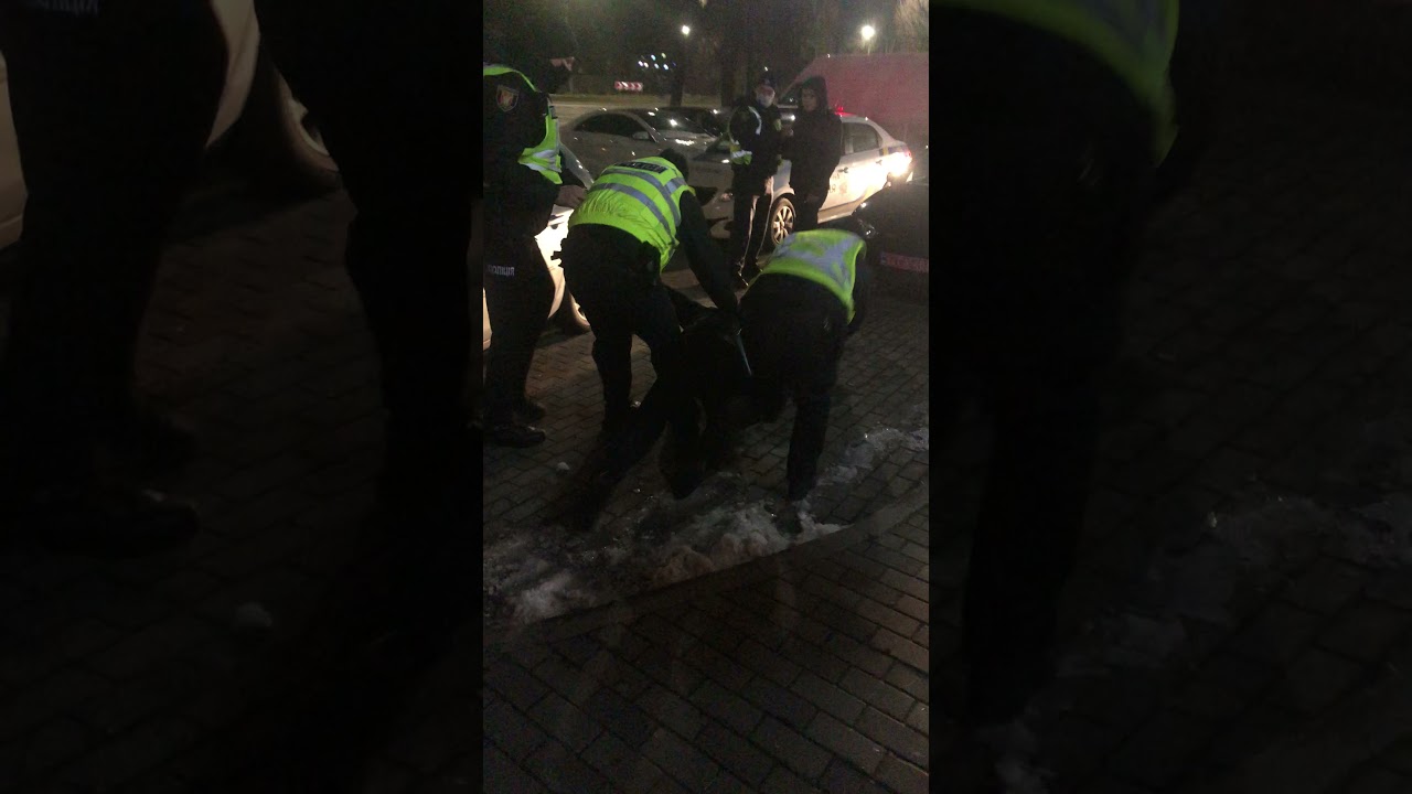 У Луцьку п'яного водія в кайданках забрали до поліції (2)