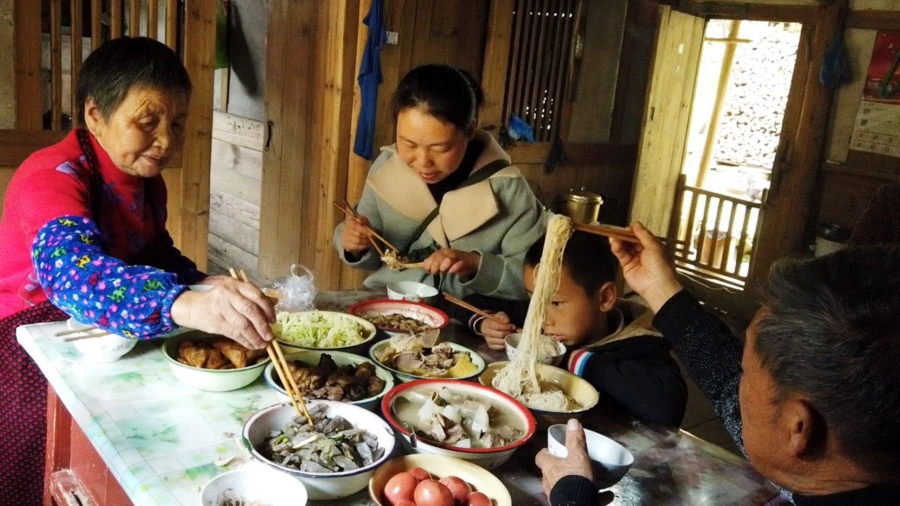 娘家有庙会，农村媳妇带孩子回娘家，奶奶做了一桌美食，有口福了