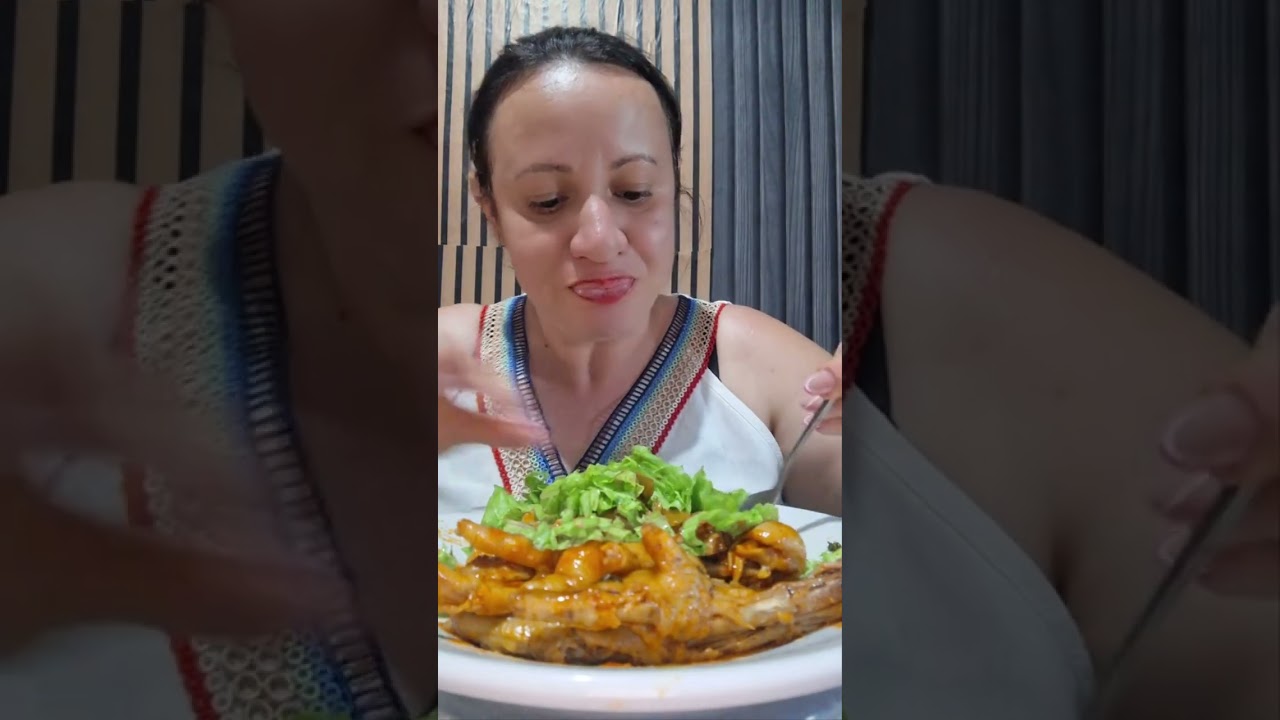 Pé de galinha com salada