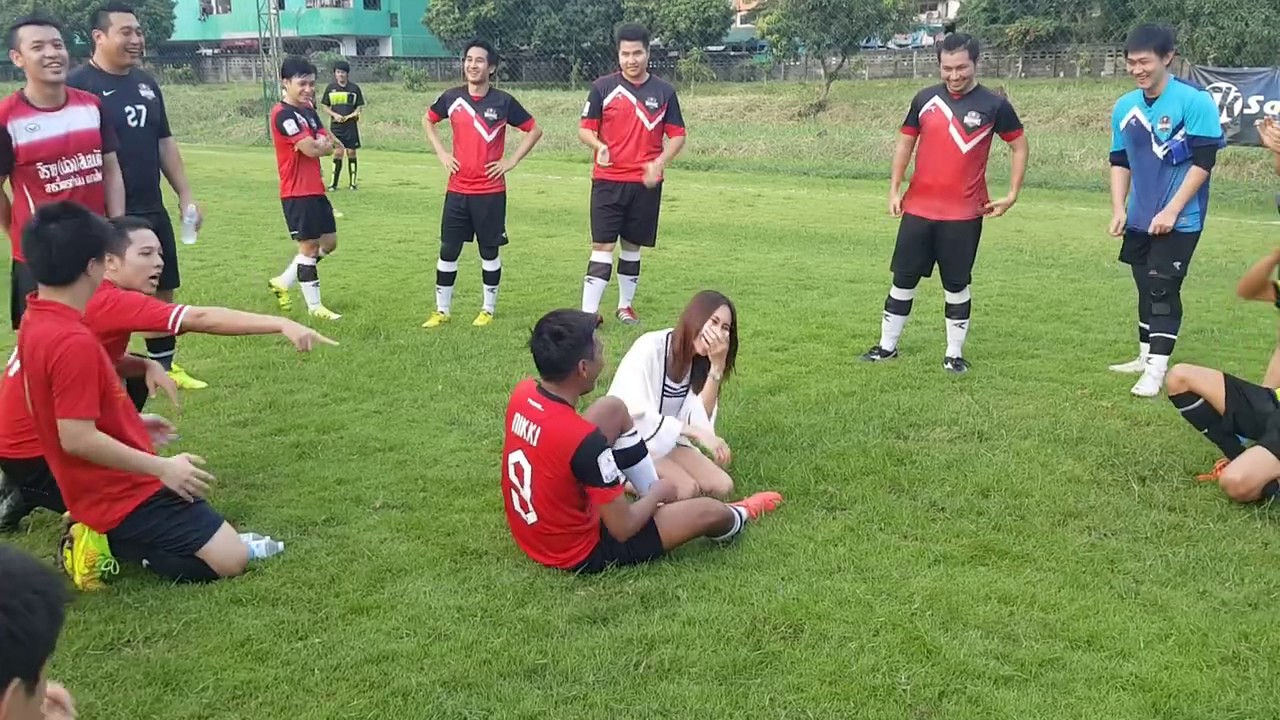 แกล้งขาหัก หลอกแฟนวิ่งมาดู แล้วขอแต่งงาน เขิลกันไปเลย