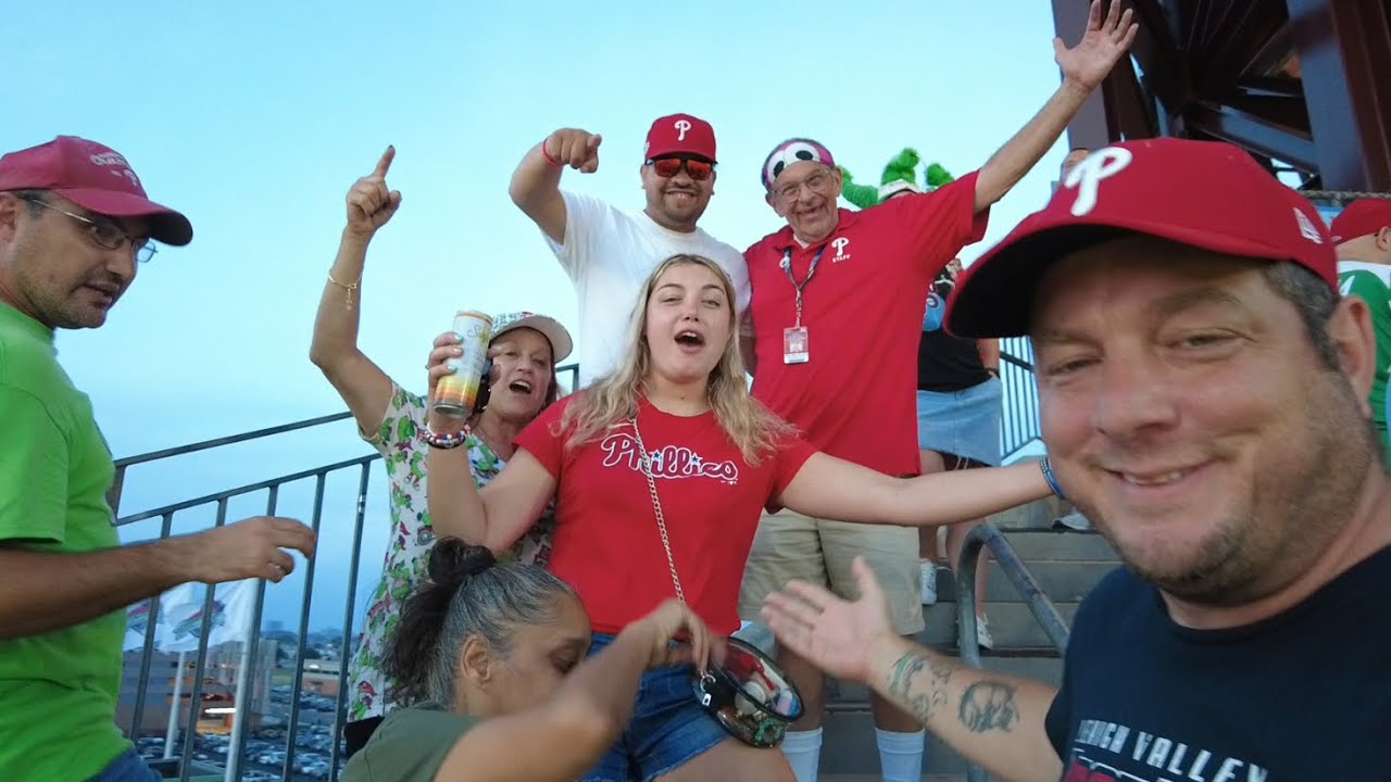 PHILLIES BATTLE YANKEES IN EXTRA INNINGS-FANS ARE SCREAMING IN THE STANDS