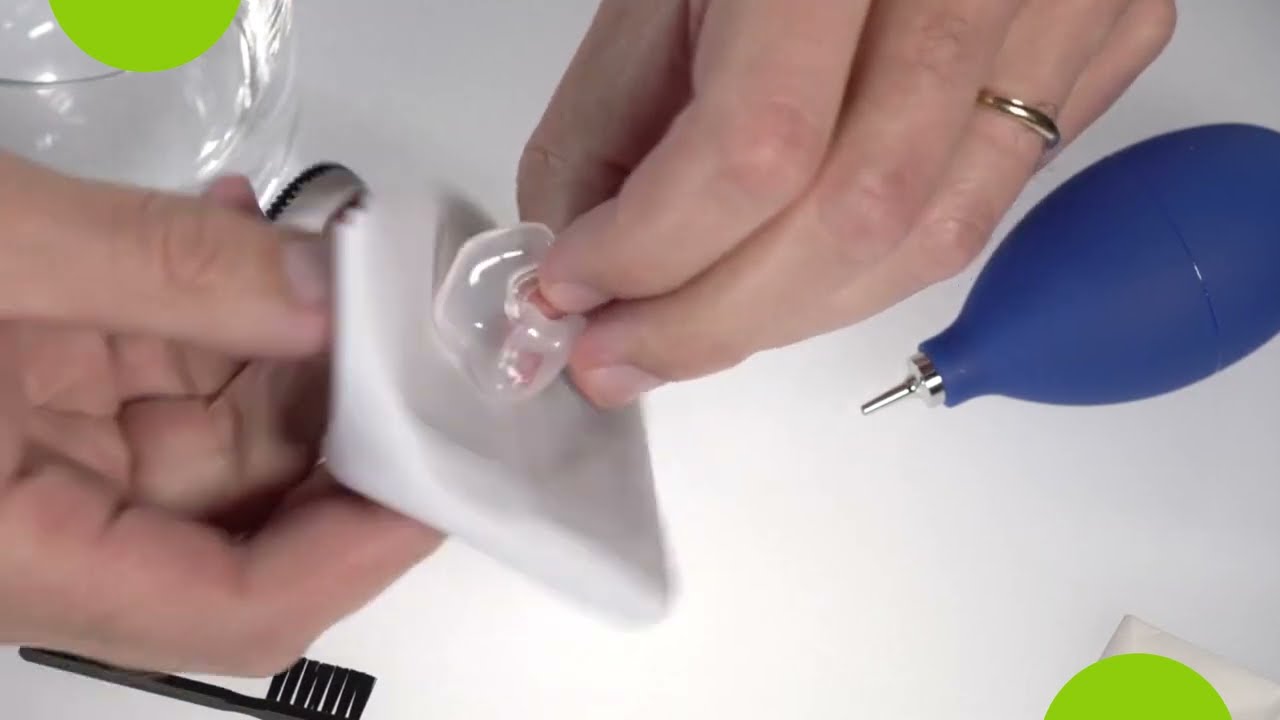 ¿Cómo limpiar el molde auditivo de tu audífono Phonak?