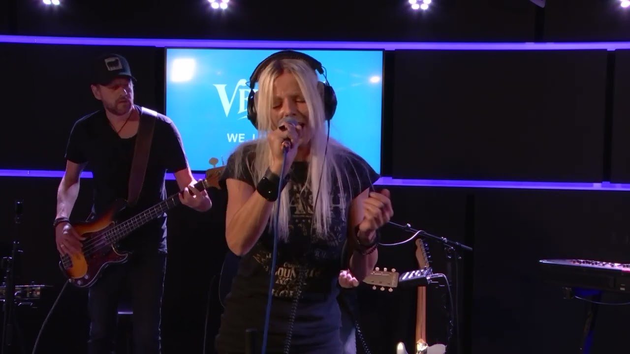 AJ Plug 'The sky turned black' live @ Radio Veronica Soundz live.