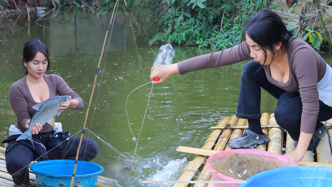 How a Rural Girl Catches Giant Fish Using Traditional Traps | Village Life
